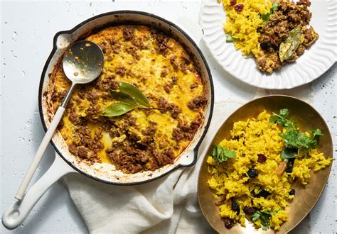  Bobotie con Salsa de Curry: ¡Un festín de sabores especiados y texturas reconfortantes!