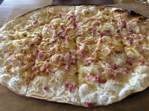  ¿Has probado la Tarte flambée alsaciana? ¡Un deleite crujiente y especiado que te transportará a los mercados de Estrasburgo!