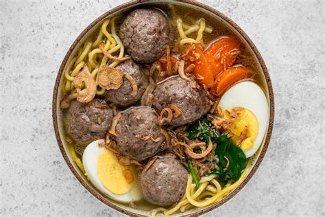  Bakso! Una sopa explosiva de sabor que te transportará a las calles bulliciosas de Cirebon.