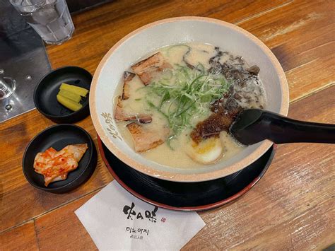  Hakata Ramen: ¡Un viaje a las nubes de sabor umami con caldo cremoso y fideos perfectamente al dente!