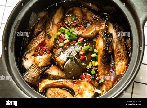  Jingzhou Cauldron Stewed Carp: ¿Una sinfonía acuática que desata una explosión de sabores picantes?