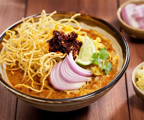  Khao Soi: ¡Un festín picante y cremoso que te transportará a las calles de Chiang Mai!